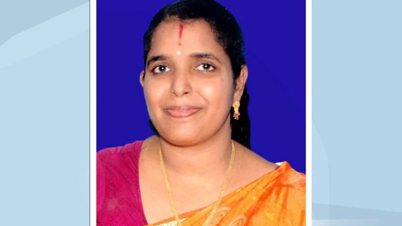 കൊവിഡ് ബാധിച്ച് തെരഞ്ഞെടുപ്പ് ജോലിക്ക് ഹാജരാകാത്ത ഉദ്യോഗസ്ഥക്കെതിരെ നടപടിക്കൊരുങ്ങി മലപ്പുറം ജില്ലാ ഭരണകൂടം കൊവിഡ് ബാധിച്ച് തെരഞ്ഞെടുപ്പ് ജോലിക്ക് ഹാജരാകാത്ത ഉദ്യോഗസ്ഥക്കെതിരെ നടപടിക്കൊരുങ്ങി മലപ്പുറം ജില്ലാ ഭരണകൂടം