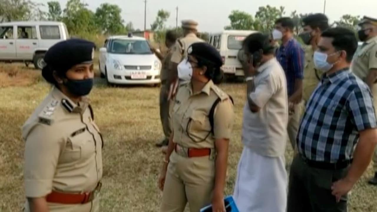 വയർലെസിലൂടെ എസ്ഐയെ അധിക്ഷേപിച്ചെന്ന പരാതി; ഡിസിപി യോട് റിപ്പോർട്ട് തേടി കോഴിക്കോട് സിറ്റി പൊലീസ് കമ്മീഷണർ വയർലെസിലൂടെ എസ്ഐയെ അധിക്ഷേപിച്ചെന്ന പരാതി; ഡിസിപി യോട് റിപ്പോർട്ട് തേടി കോഴിക്കോട് സിറ്റി പൊലീസ് കമ്മീഷണർ