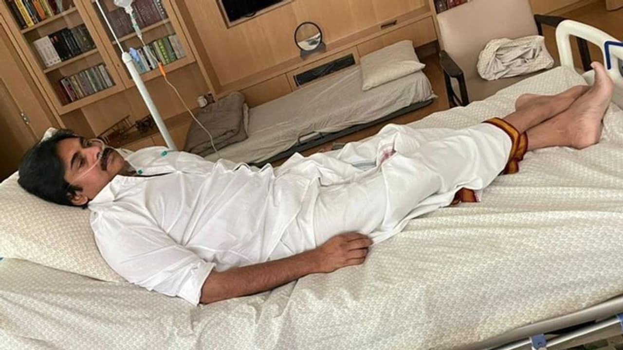 Bollywood Update: कोरोना की चपेट में आए साउथ के सुपरस्टार पवन कल्याण, फॉर्महाउस में क्वारंटाइन Bollywood Update: कोरोना की चपेट में आए साउथ के सुपरस्टार पवन कल्याण, फॉर्महाउस में क्वारंटाइन