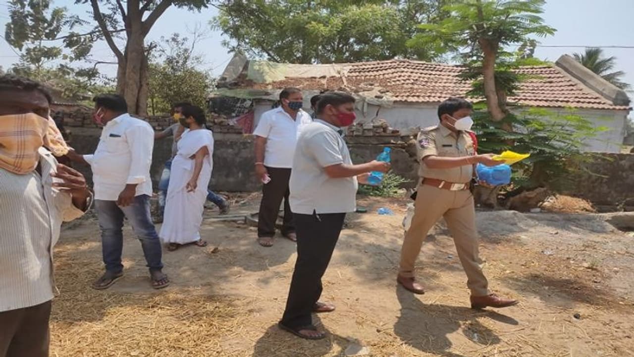 మానవత్వం చాటుకున్న కమాన్ పూర్ ఎస్ఐ శ్యామ్ పటేల్.. (వీడియో) మానవత్వం చాటుకున్న కమాన్ పూర్ ఎస్ఐ శ్యామ్ పటేల్.. (వీడియో)