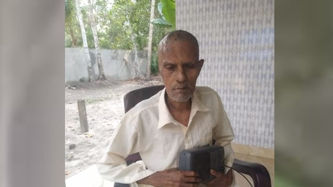 ഇന്നും നിലക്കാത്ത റേഡിയോ പ്രേമം, എല്ലാം അറിവ് നേടാനെന്ന് ഷൺമുഖൻ ഇന്നും നിലക്കാത്ത റേഡിയോ പ്രേമം, എല്ലാം അറിവ് നേടാനെന്ന് ഷൺമുഖൻ