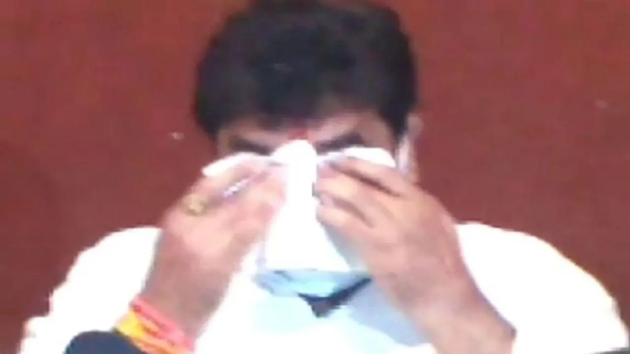 कोरोना का भयावह रूप देख रो पड़े विधायक, बोले लाशों का ढेर लगा है, मेरी नहीं सुनी तो आत्महत्या करूंगा