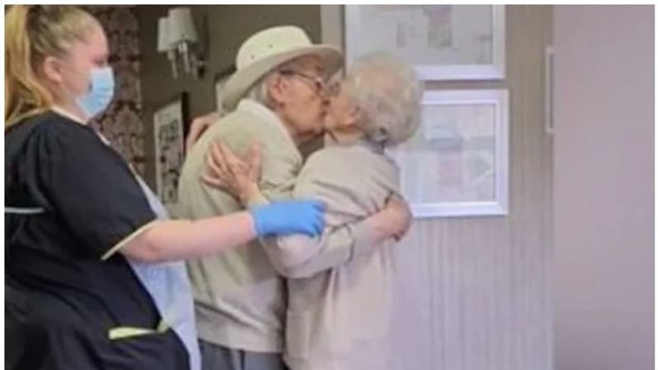 'എട്ട് മാസത്തിന് ശേഷം കണ്ടുമുട്ടിയപ്പോൾ....'; വൃദ്ധദമ്പതികളുടെ വീഡിയോ വെെറലാകുന്നു 'എട്ട് മാസത്തിന് ശേഷം കണ്ടുമുട്ടിയപ്പോൾ....'; വൃദ്ധദമ്പതികളുടെ വീഡിയോ വെെറലാകുന്നു