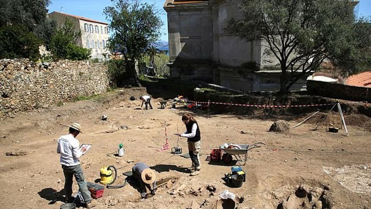 ഫ്രഞ്ച് ദ്വീപില് നിന്ന് കണ്ടെത്തി 40 അസ്ഥികൂടങ്ങളില് 'വലിയ ചരിത്ര രഹസ്യം' ഫ്രഞ്ച് ദ്വീപില് നിന്ന് കണ്ടെത്തി 40 അസ്ഥികൂടങ്ങളില് 'വലിയ ചരിത്ര രഹസ്യം'