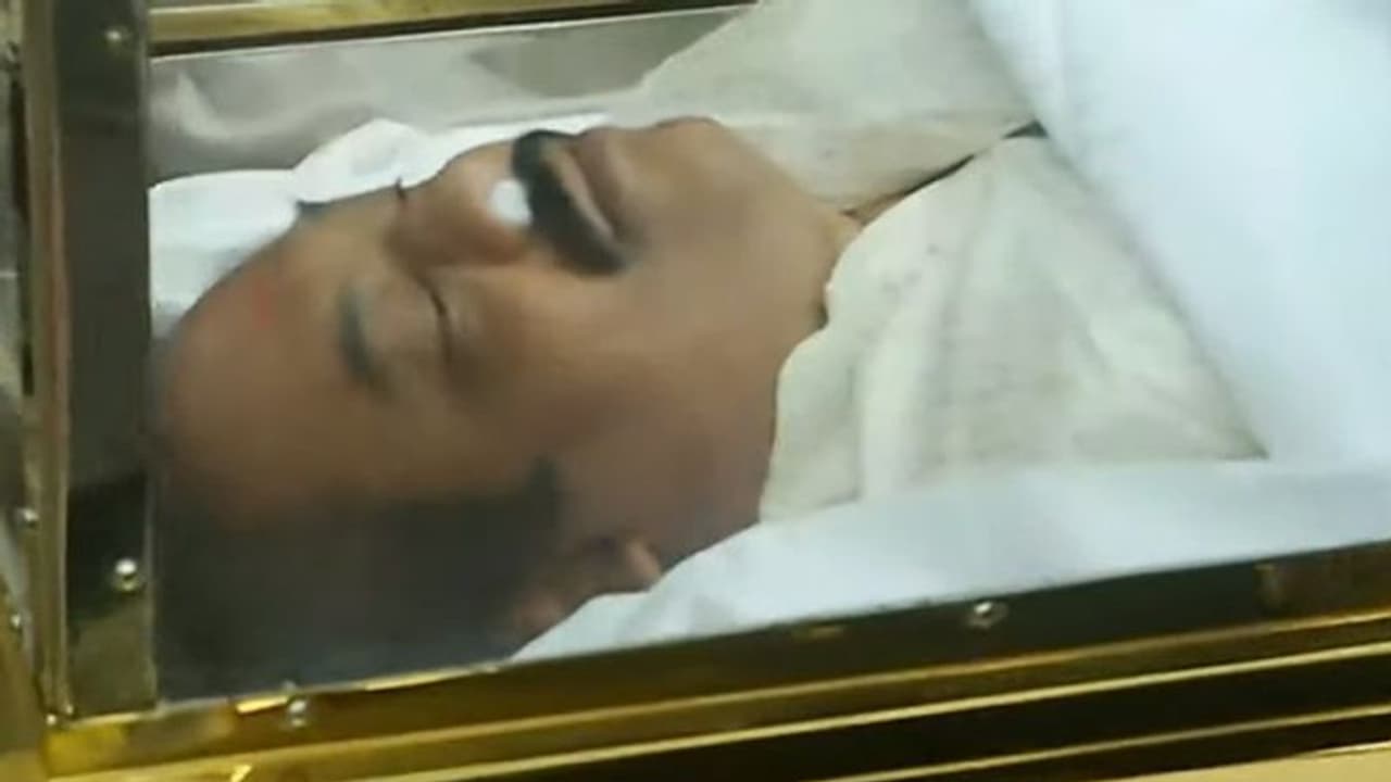 நடிகர் விவேக் உடல் அவருடைய இல்லத்திற்கு கொண்டு வரப்பட்டது... மனதை உலுக்கும் பகீர் வீடியோ...!