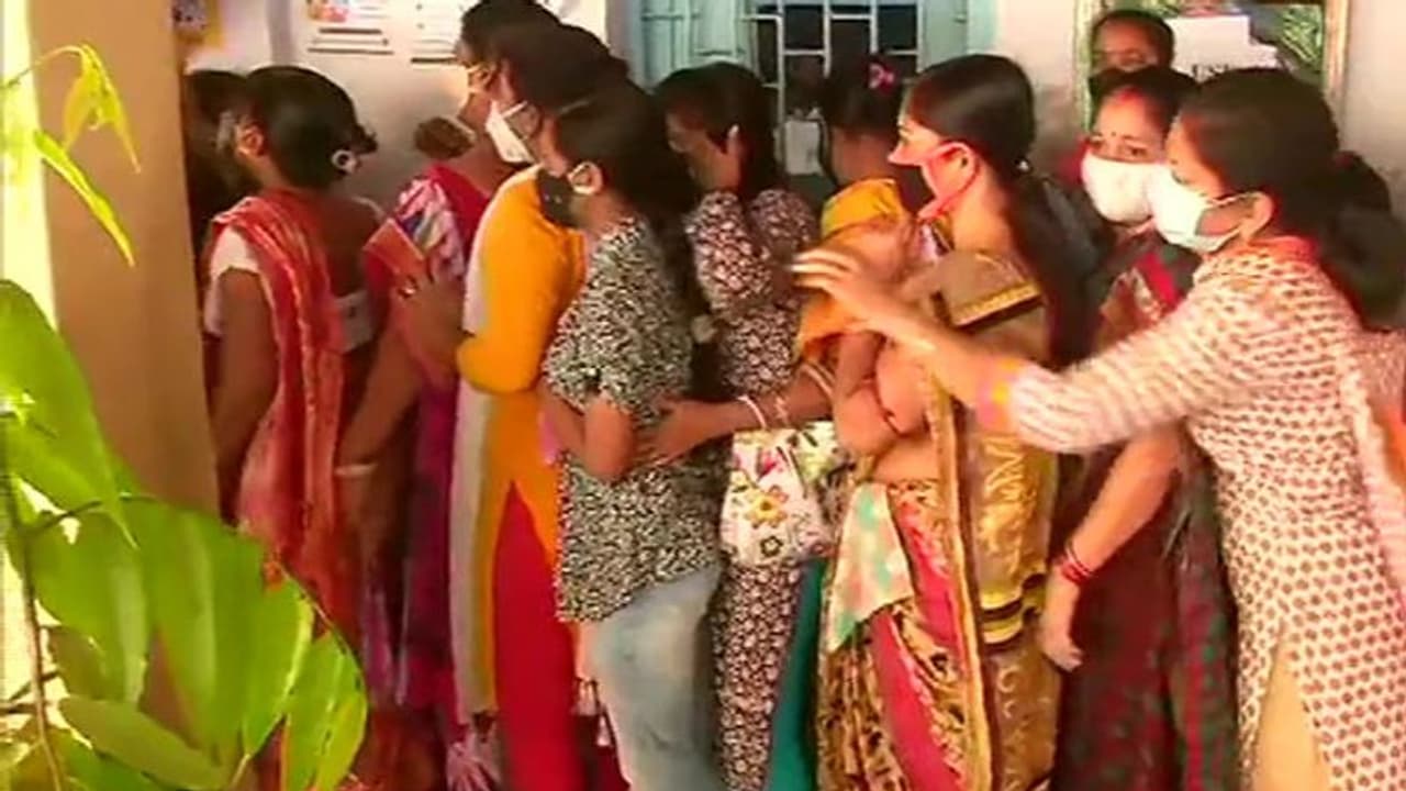 కరోనా నీడలో.. బెంగాల్ ఎన్నికలు ప్రారంభం కరోనా నీడలో.. బెంగాల్ ఎన్నికలు ప్రారంభం