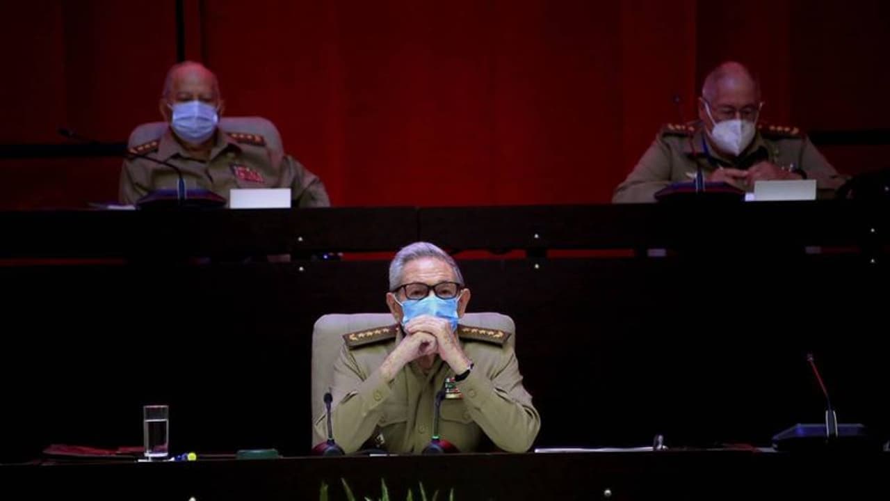 റൗള് കാസ്ട്രോ കമ്മ്യൂണിസ്റ്റ് പാർട്ടി അധ്യക്ഷ സ്ഥാനമൊഴിഞ്ഞു റൗള് കാസ്ട്രോ കമ്മ്യൂണിസ്റ്റ് പാർട്ടി അധ്യക്ഷ സ്ഥാനമൊഴിഞ്ഞു