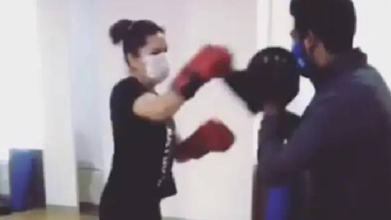 മാസ്ക് ധരിച്ച് ബോക്സിങ് ചെയ്യുന്ന നടി; വീഡിയോ വൈറല്‍
