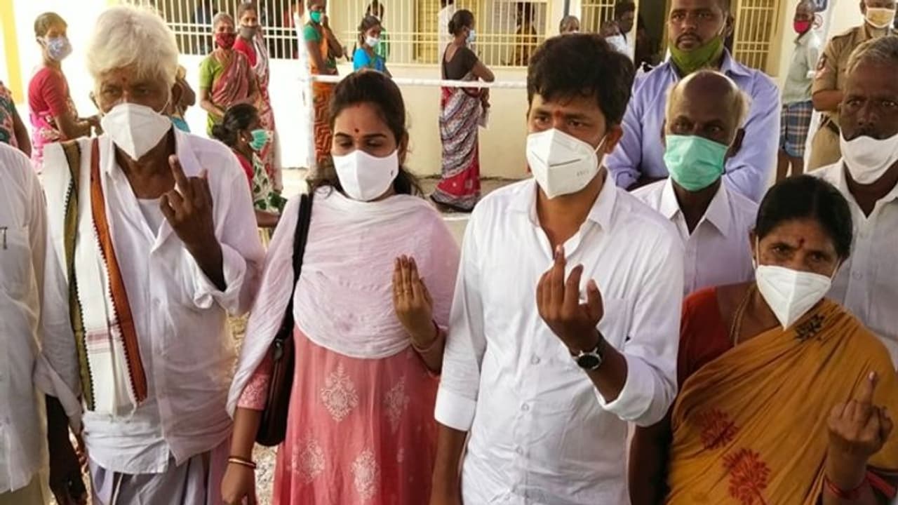 ముగిసిన తిరుపతి ఉపఎన్నిక : ఆసక్తి చూపని ఓటరు, 5 గంటల నాటికి 55 శాతం పోలింగ్ ముగిసిన తిరుపతి ఉపఎన్నిక : ఆసక్తి చూపని ఓటరు, 5 గంటల నాటికి 55 శాతం పోలింగ్