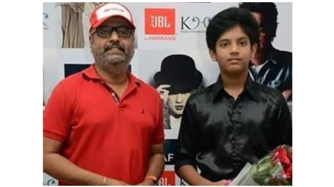 மகனை இழந்த தந்தையின் மனநிலை.. இறுதி வரை மீளா சோகம்..! கண்ணீர் வரவைக்கும் விவேக்கின் பதிவு! மகனை இழந்த தந்தையின் மனநிலை.. இறுதி வரை மீளா சோகம்..! கண்ணீர் வரவைக்கும் விவேக்கின் பதிவு!