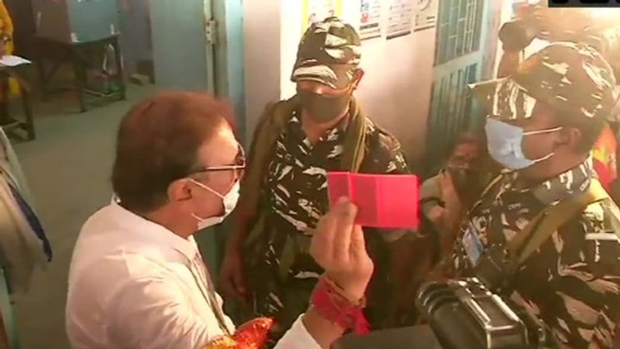 মদন মিত্রর বুক পকেট সার্চ, কামারহাটিতে ধমক খেল কেন্দ্রীয় বাহিনীর জওয়ানরা মদন মিত্রর বুক পকেট সার্চ, কামারহাটিতে ধমক খেল কেন্দ্রীয় বাহিনীর জওয়ানরা