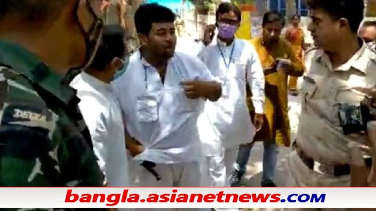 বুথের বাইরে বন্দুক হাতে দৌড়চ্ছেন নির্দল প্রার্থী, ভোটের দিন তীব্র উত্তেজনা চাকদহে, দেখুন বুথের বাইরে বন্দুক হাতে দৌড়চ্ছেন নির্দল প্রার্থী, ভোটের দিন তীব্র উত্তেজনা চাকদহে, দেখুন