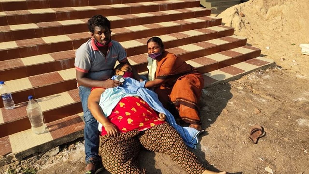 ఆస్పత్రి నిర్లక్ష్యం.. ప్రాథమిక ఆరోగ్య కేంద్రం ఎదుటే వివాహిత మృతి... ! ఆస్పత్రి నిర్లక్ష్యం.. ప్రాథమిక ఆరోగ్య కేంద్రం ఎదుటే వివాహిత మృతి... !