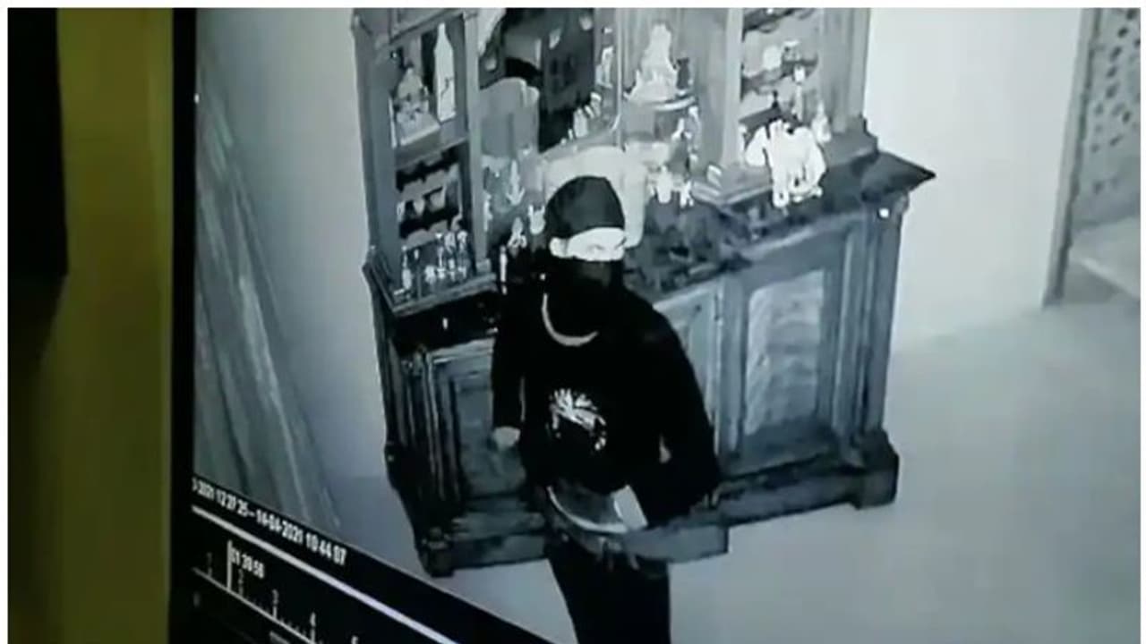 ഭീമ ജ്വല്ലറി ഉടമയുടെ വീട്ടിലെ മോഷണം; പ്രതിയുടെ ചിത്രം പുറത്തുവിട്ടു ഭീമ ജ്വല്ലറി ഉടമയുടെ വീട്ടിലെ മോഷണം; പ്രതിയുടെ ചിത്രം പുറത്തുവിട്ടു