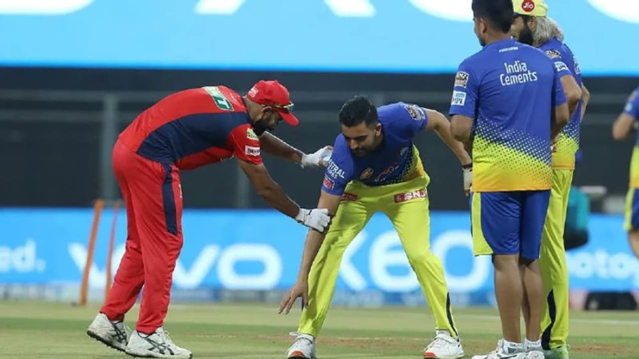 சக வீரர்னு ஈகோலாம் பார்க்காமல் களத்திலேயே குருநாதரின் காலில் விழுந்து ஆசிபெற்ற தீபக் சாஹர்..! நன்றி மறவா சாஹர்