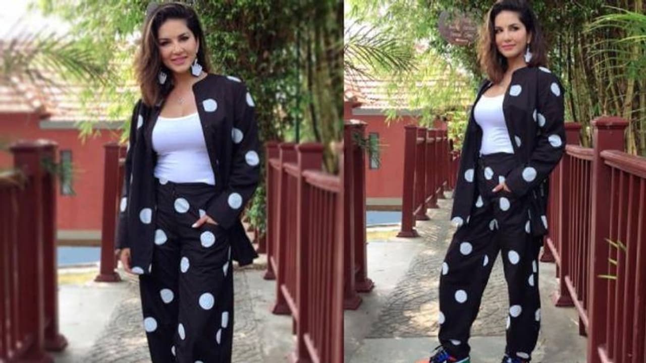 'പൊല്ക്ക ഡോട്സ്' ഔട്ട്ഫിറ്റില് തിളങ്ങി സണ്ണി ലിയോണ്; ചിത്രങ്ങള് വൈറല് 'പൊല്ക്ക ഡോട്സ്' ഔട്ട്ഫിറ്റില് തിളങ്ങി സണ്ണി ലിയോണ്; ചിത്രങ്ങള് വൈറല്