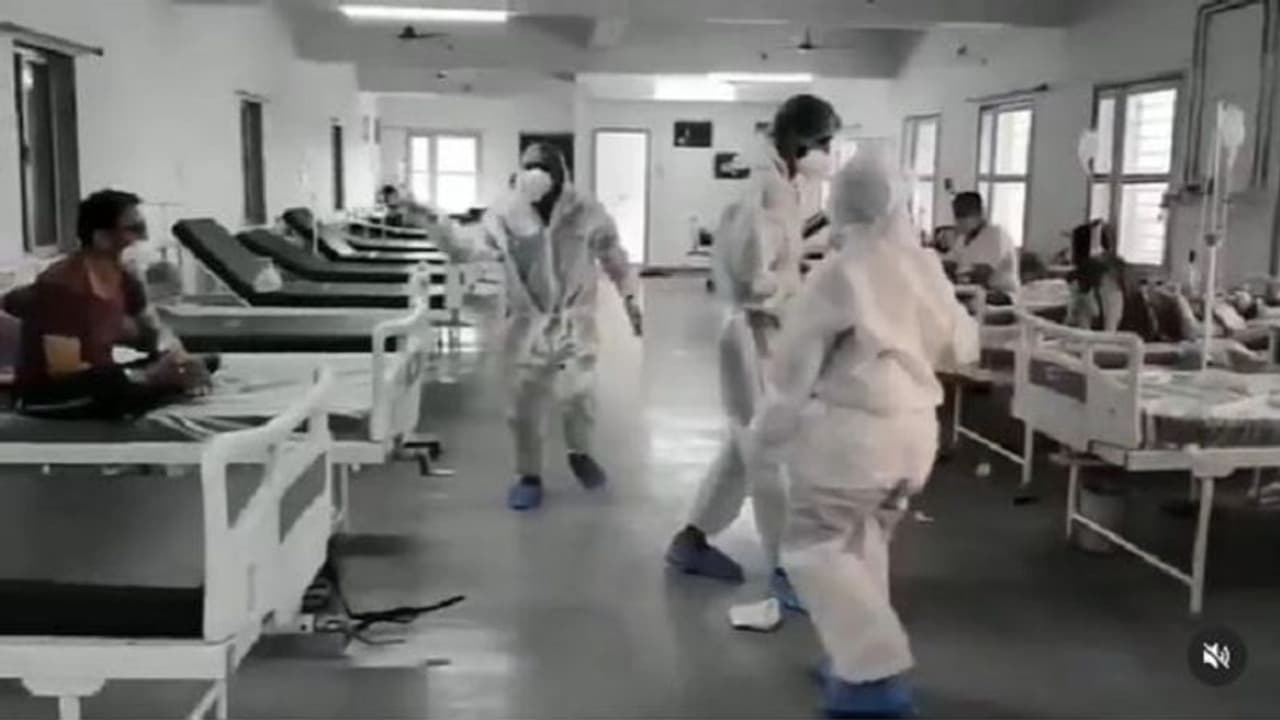 ಸೋಂಕಿತರಲ್ಲಿ ಜೀವನೋತ್ಸಾಹ ತುಂಬಲು ಆಸ್ಪತ್ರೆ ಸಿಬ್ಬಂದಿ ಡ್ಯಾನ್ಸ್; ವಿಡಿಯೋ ವೈರಲ್!
