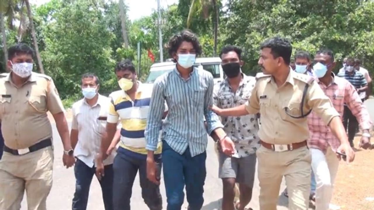 അഭിമന്യു വധം: രണ്ട് പേർ കൂടി കസ്റ്റഡിയിൽ, അറസ്റ്റിലായ പ്രതികളുമായി തെളിവെടുപ്പ് നടത്തി അഭിമന്യു വധം: രണ്ട് പേർ കൂടി കസ്റ്റഡിയിൽ, അറസ്റ്റിലായ പ്രതികളുമായി തെളിവെടുപ്പ് നടത്തി