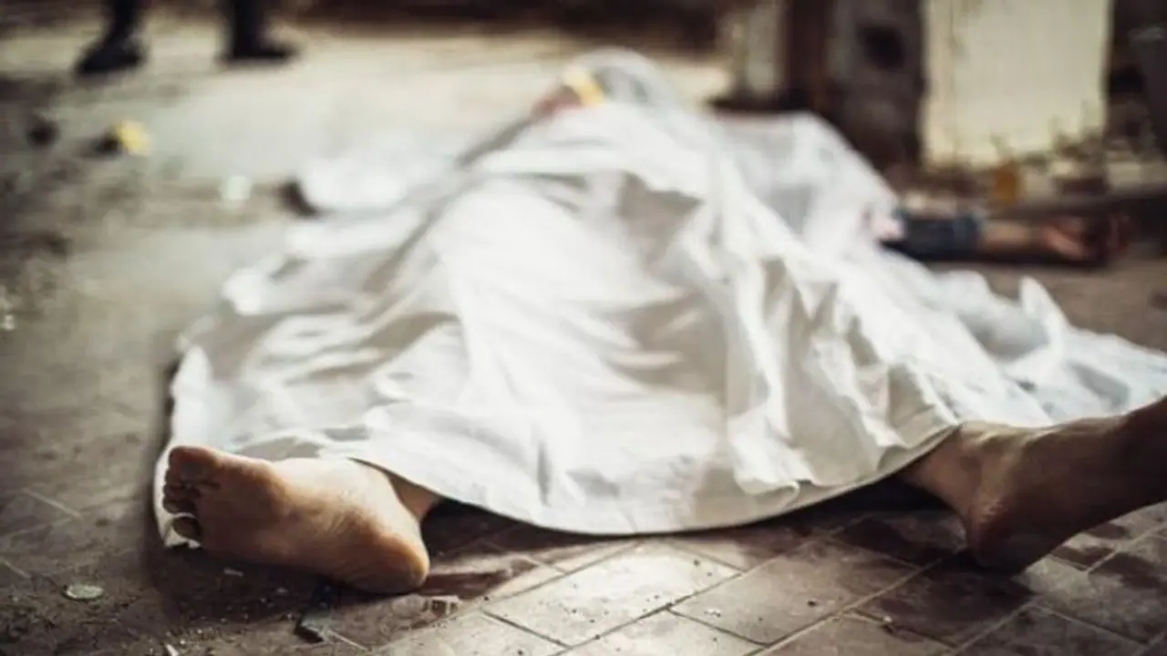 बेबस पति संक्रमित पत्नी को लेकर भटकता रहा, कहीं नहीं मिला इलाज..महिला ने दुखी होकर लगा ली फांसी बेबस पति संक्रमित पत्नी को लेकर भटकता रहा, कहीं नहीं मिला इलाज..महिला ने दुखी होकर लगा ली फांसी