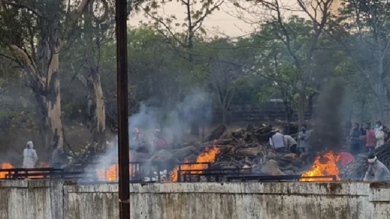 തീയണയാതെ ശ്മശാനങ്ങള്; രാജ്യത്ത് ഭീതി പരത്തി കൊവിഡ് രണ്ടാം തരംഗം തീയണയാതെ ശ്മശാനങ്ങള്; രാജ്യത്ത് ഭീതി പരത്തി കൊവിഡ് രണ്ടാം തരംഗം