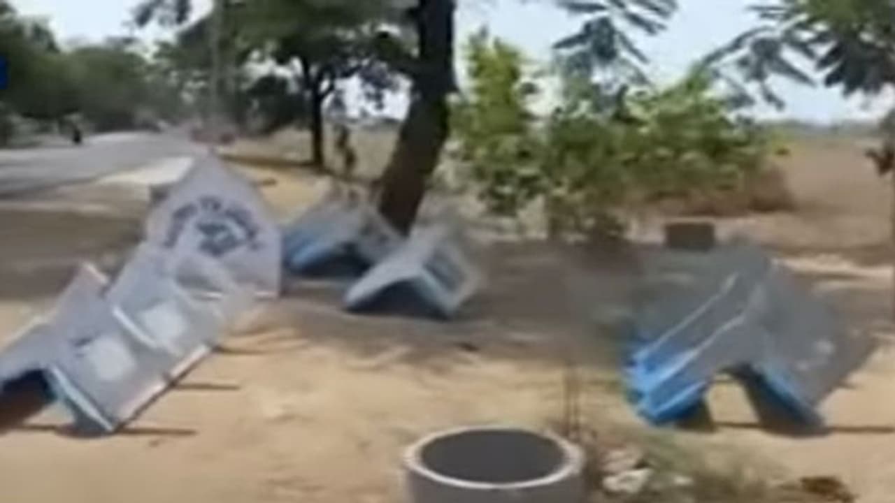 మాకొద్దీ కరోనా.. వైరస్ అడుగుపెట్టకుండా గ్రామస్తుల వినూత్న ఆలోచన మాకొద్దీ కరోనా.. వైరస్ అడుగుపెట్టకుండా గ్రామస్తుల వినూత్న ఆలోచన