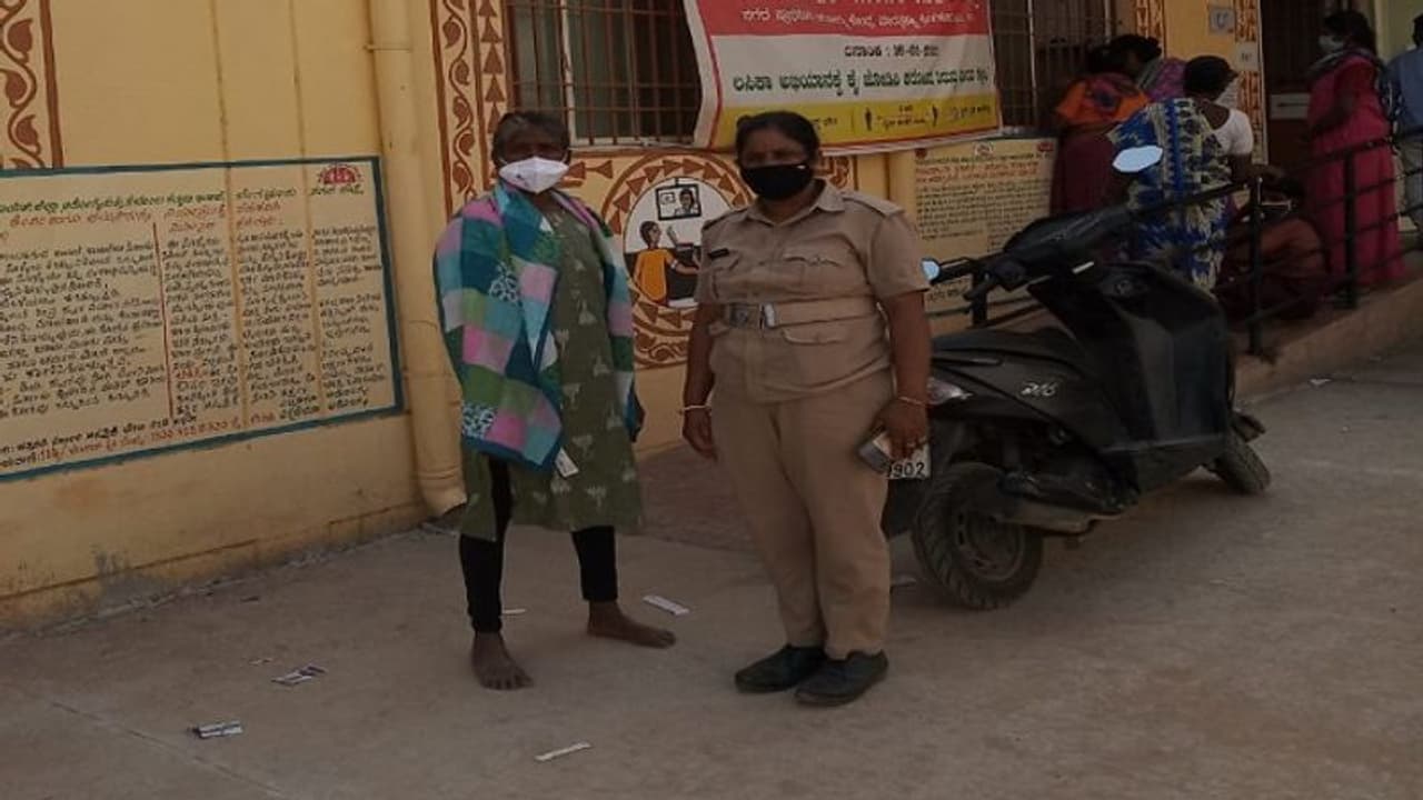 ಕೊರೋನಾ ಕಾಲದಲ್ಲಿ ಮಾನವೀಯತೆ ಮೆರೆದ ಮಹಿಳಾ ಪಿಎಸ್ಐ ಕೊರೋನಾ ಕಾಲದಲ್ಲಿ ಮಾನವೀಯತೆ ಮೆರೆದ ಮಹಿಳಾ ಪಿಎಸ್ಐ