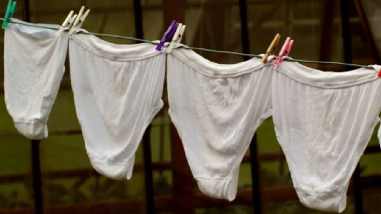 ടീബാഗും വെള്ള നിക്കറും മണ്ണില് കുഴിച്ചിടുന്ന കര്ഷകര്, എന്തിനാണിങ്ങനെ ചെയ്യുന്നത്? ടീബാഗും വെള്ള നിക്കറും മണ്ണില് കുഴിച്ചിടുന്ന കര്ഷകര്, എന്തിനാണിങ്ങനെ ചെയ്യുന്നത്?