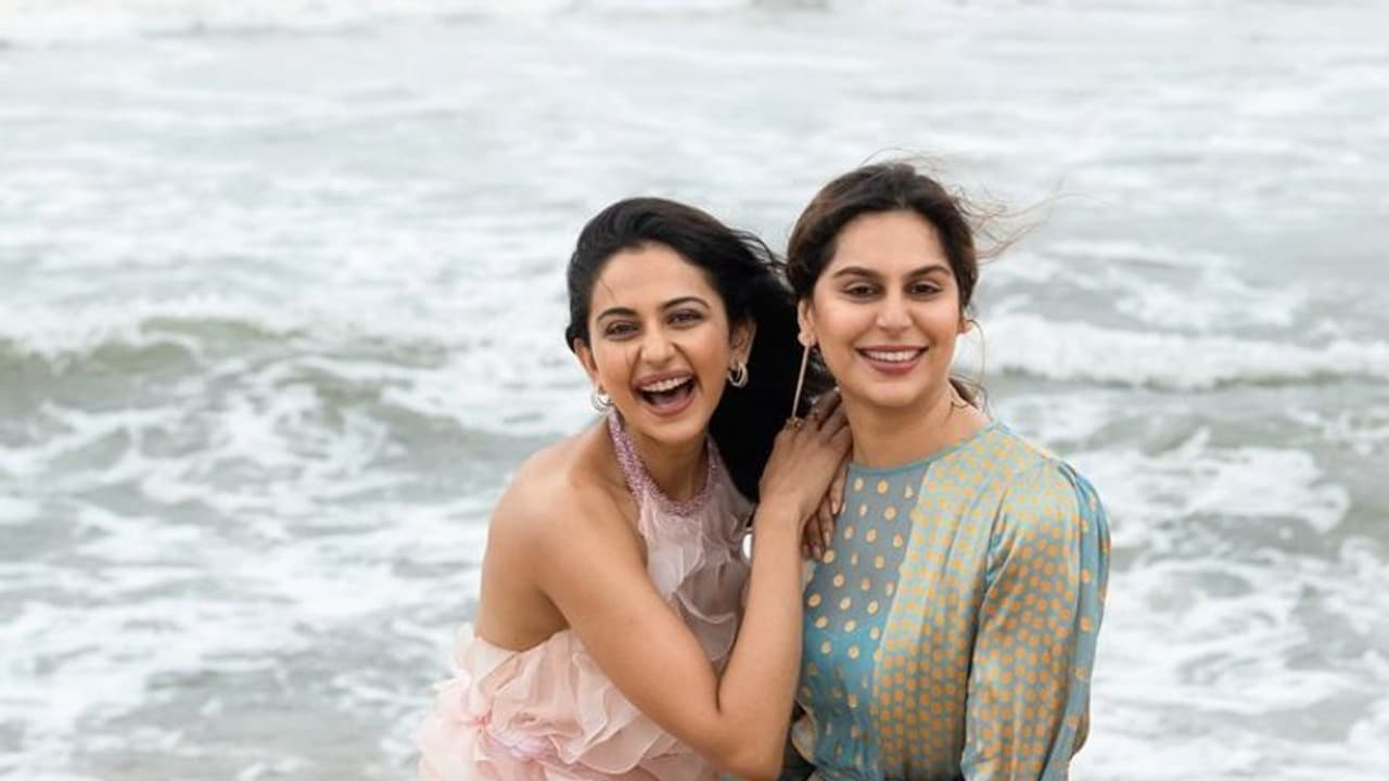 బీచ్ లో చిల్ అవుతున్న రకుల్, ఉపాసన... వైరల్ ఫోటో! బీచ్ లో చిల్ అవుతున్న రకుల్, ఉపాసన... వైరల్ ఫోటో!