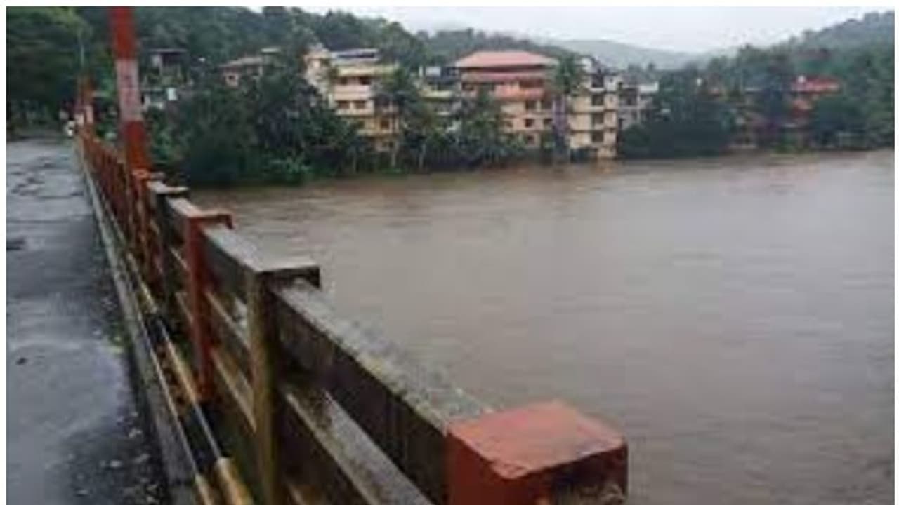 മൊബൈൽ ഫോൺ വാങ്ങിക്കൊടുത്തില്ല; റാന്നി പാലത്തിൽ നിന്ന് പുഴയിലേക്ക് ചാടി പ്ലസ് ടു വിദ്യാർത്ഥി, നീന്തി കരകയറി മൊബൈൽ ഫോൺ വാങ്ങിക്കൊടുത്തില്ല; റാന്നി പാലത്തിൽ നിന്ന് പുഴയിലേക്ക് ചാടി പ്ലസ് ടു വിദ്യാർത്ഥി, നീന്തി കരകയറി