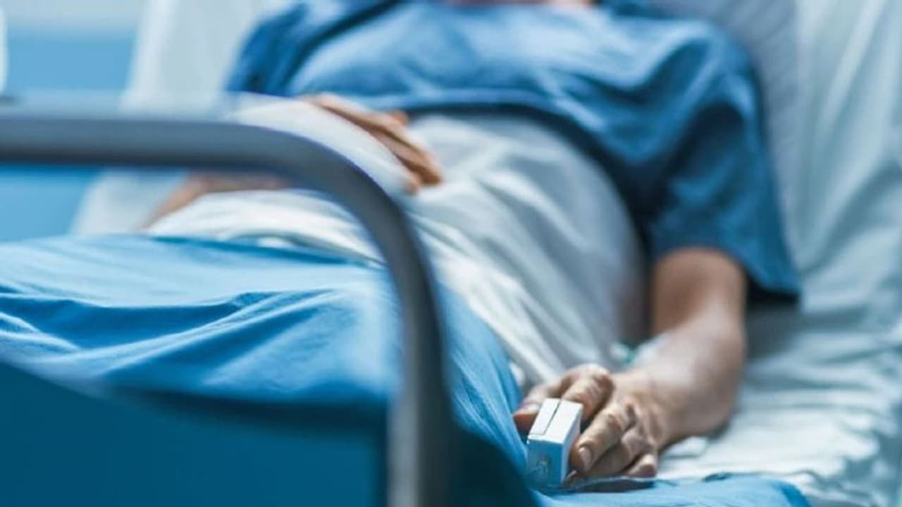 ऑक्सीजन सपोर्ट पर थी कोरोना संक्रमित महिला, आधी रात को हैवान बना वार्ड बॉय और करने लगा रेप की कोशिश ऑक्सीजन सपोर्ट पर थी कोरोना संक्रमित महिला, आधी रात को हैवान बना वार्ड बॉय और करने लगा रेप की कोशिश