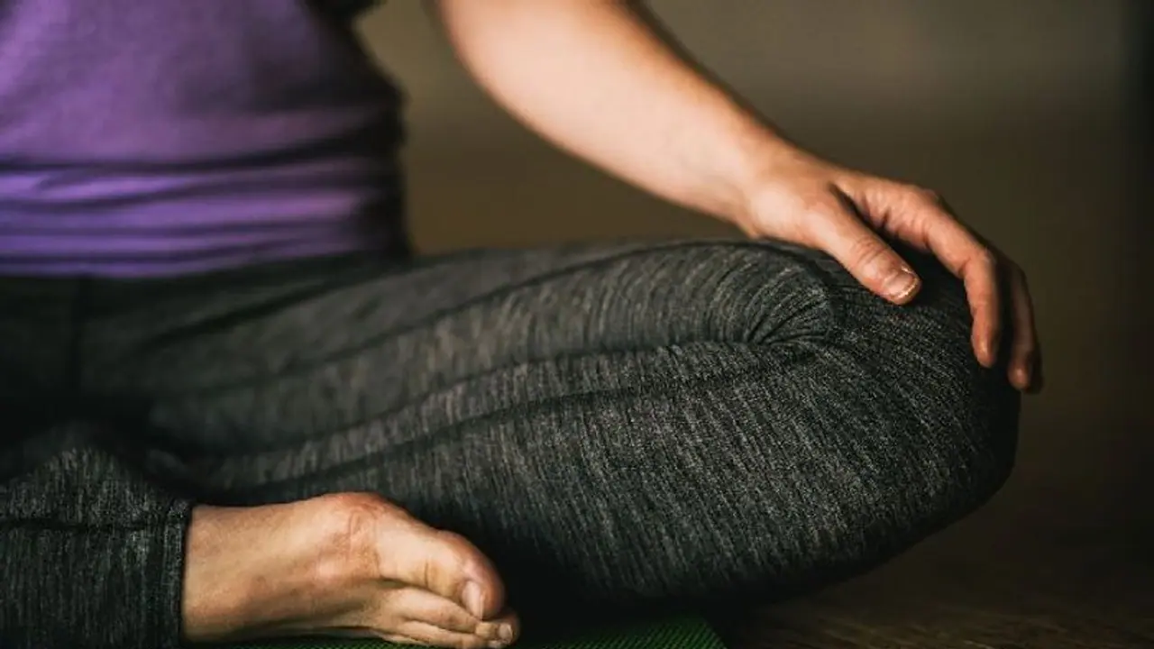 കാലുകള്‍ 'ക്രോസ്' ആയി വച്ച് ഇരിക്കാന്‍ സാധിക്കാറില്ലേ? എങ്കില്‍ ശ്രദ്ധിക്കുക...