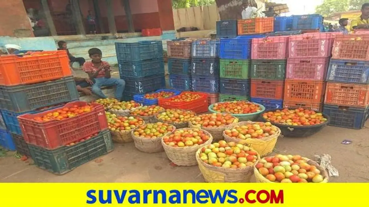 ಧಾರವಾಡ: ತಾಲೂಕಾಡಳಿತ ನಿರ್ಲಕ್ಷ, ಬೀದಿಯಲ್ಲಿ ಹಣ್ಣು, ತರಕಾರಿ ಮಾರುವ ಮಕ್ಕಳು..! ಧಾರವಾಡ: ತಾಲೂಕಾಡಳಿತ ನಿರ್ಲಕ್ಷ, ಬೀದಿಯಲ್ಲಿ ಹಣ್ಣು, ತರಕಾರಿ ಮಾರುವ ಮಕ್ಕಳು..!