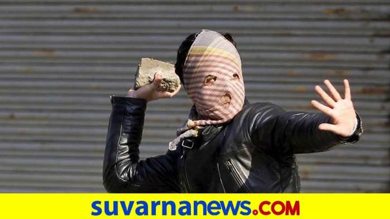 ಸಾರಿಗೆ ಮುಷ್ಕರಕ್ಕೆ ಸೆಡ್ಡು ಹೊಡೆದು ಬಸ್ ಚಾಲನೆ: ಡ್ರೈವರ್ ಮೇಲೆ ಕಲ್ಲು ತೂರಾಟ ಸಾರಿಗೆ ಮುಷ್ಕರಕ್ಕೆ ಸೆಡ್ಡು ಹೊಡೆದು ಬಸ್ ಚಾಲನೆ: ಡ್ರೈವರ್ ಮೇಲೆ ಕಲ್ಲು ತೂರಾಟ