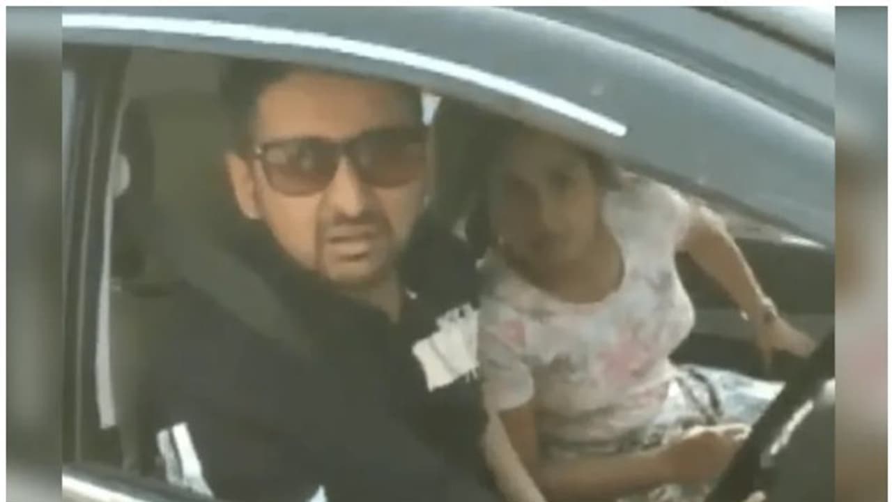 'ഉമ്മവെക്കേണ്ടി വന്നാൽ എന്തുചെയ്യും?' മാസ്കിടാത്തതിന് തടഞ്ഞ ദില്ലി പൊലീസിനോട് ദമ്പതികൾ തർക്കിച്ചത് ഇങ്ങനെ 'ഉമ്മവെക്കേണ്ടി വന്നാൽ എന്തുചെയ്യും?' മാസ്കിടാത്തതിന് തടഞ്ഞ ദില്ലി പൊലീസിനോട് ദമ്പതികൾ തർക്കിച്ചത് ഇങ്ങനെ