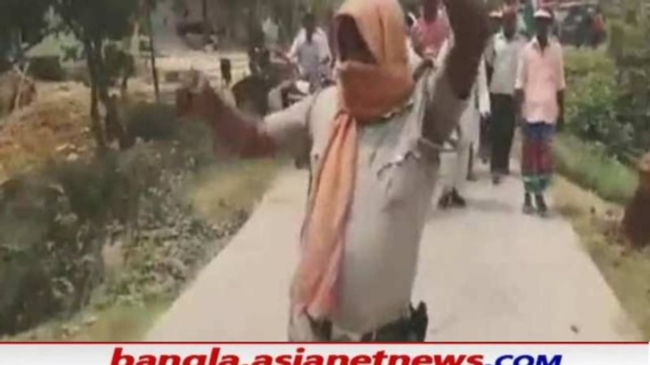 ভোটের প্রচারে এসে 'টুম্পা সোনা'য় নাচ সরকারি পুলিশ কর্মীর, ভিডিও ভাইরাল হতেই 'ক্লোজ' কনস্টেবল ভোটের প্রচারে এসে 'টুম্পা সোনা'য় নাচ সরকারি পুলিশ কর্মীর, ভিডিও ভাইরাল হতেই 'ক্লোজ' কনস্টেবল