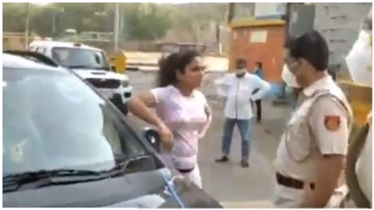 என் கணவரை முத்தமிடுவேன்... நடுரோட்டில் போலீஸாரிடம் இளம்பெண் வாக்குவாதம்..!