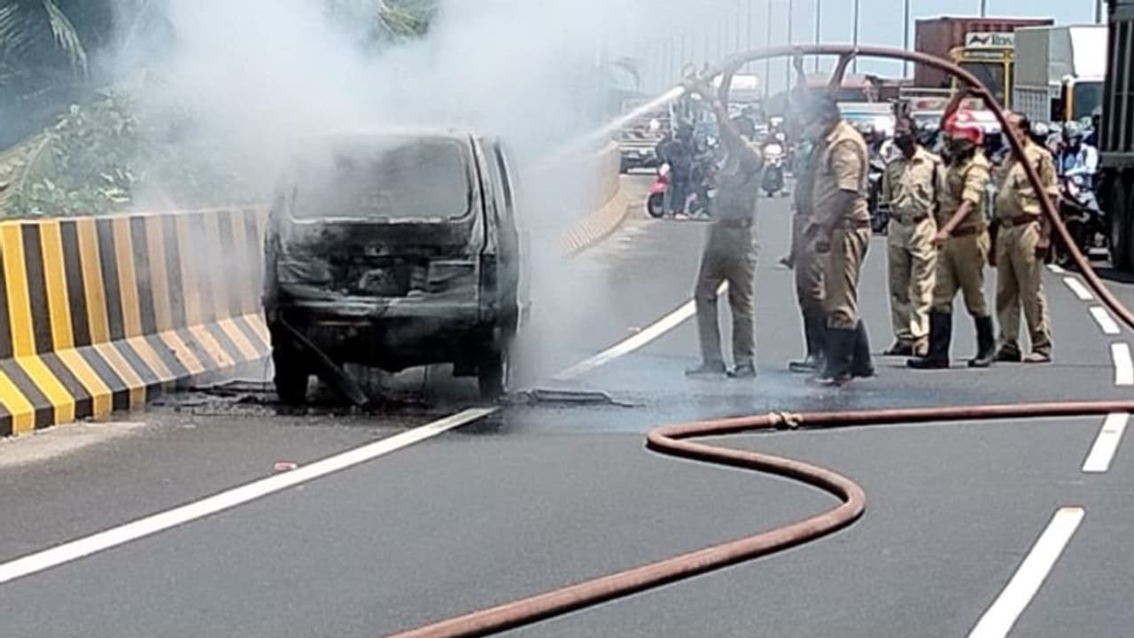 ആലപ്പുഴ ബൈപ്പാസ് ഫ്ലൈ ഓവറിൽ വാഹനത്തിന് തീ പിടിച്ചു, ഡ്രൈവര്ക്ക് പൊള്ളലേറ്റു ആലപ്പുഴ ബൈപ്പാസ് ഫ്ലൈ ഓവറിൽ വാഹനത്തിന് തീ പിടിച്ചു, ഡ്രൈവര്ക്ക് പൊള്ളലേറ്റു
