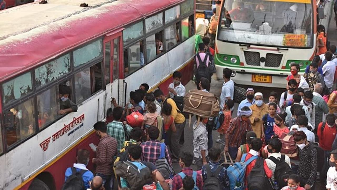 లాక్డౌన్ భయం: తెలంగాణ నుండి స్వంత ఊళ్లకు వలస కూలీల పయనం లాక్డౌన్ భయం: తెలంగాణ నుండి స్వంత ఊళ్లకు వలస కూలీల పయనం