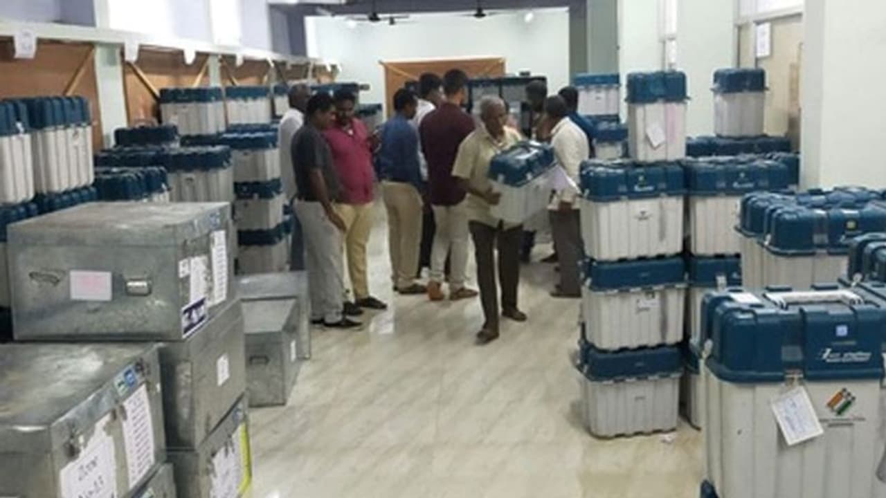 ಉತ್ತರಕನ್ನಡ: ಕೆಸರಿನಲ್ಲಿ ಸಿಲುಕಿದ ಮತಯಂತ್ರಗಳನ್ನು ಸಾಗಿಸುತ್ತಿದ್ದ ಲಾರಿ ಉತ್ತರಕನ್ನಡ: ಕೆಸರಿನಲ್ಲಿ ಸಿಲುಕಿದ ಮತಯಂತ್ರಗಳನ್ನು ಸಾಗಿಸುತ್ತಿದ್ದ ಲಾರಿ