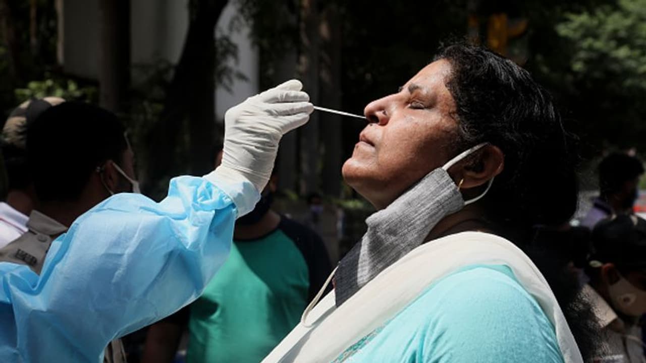 తెలంగాణలో ఆగని కరోనా ఉధృతి: ఒక్క రోజులోనే 6 వేలు దాటిన కేసులు, 29 మంది మృతి తెలంగాణలో ఆగని కరోనా ఉధృతి: ఒక్క రోజులోనే 6 వేలు దాటిన కేసులు, 29 మంది మృతి