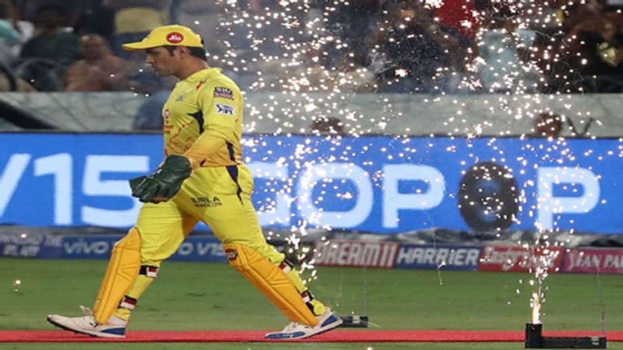 సింపిల్ క్యాచ్ మిస్ చేసిన ధోనీ.. అభిమానులు షాక్..! సింపిల్ క్యాచ్ మిస్ చేసిన ధోనీ.. అభిమానులు షాక్..!