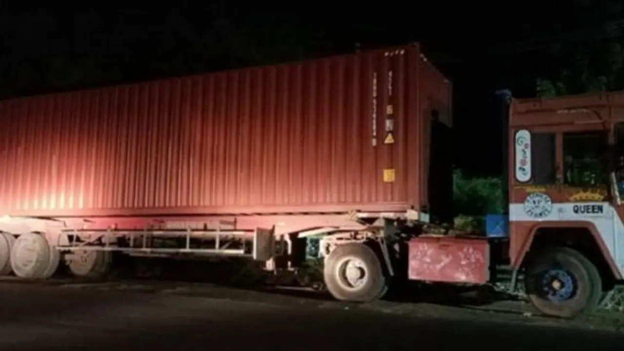 பெரும் பரபரப்பு.. வாக்கு எண்ணும் மையத்தின் அருகே கண்டெய்னர் லாரி.. அலறும் திமுக..!