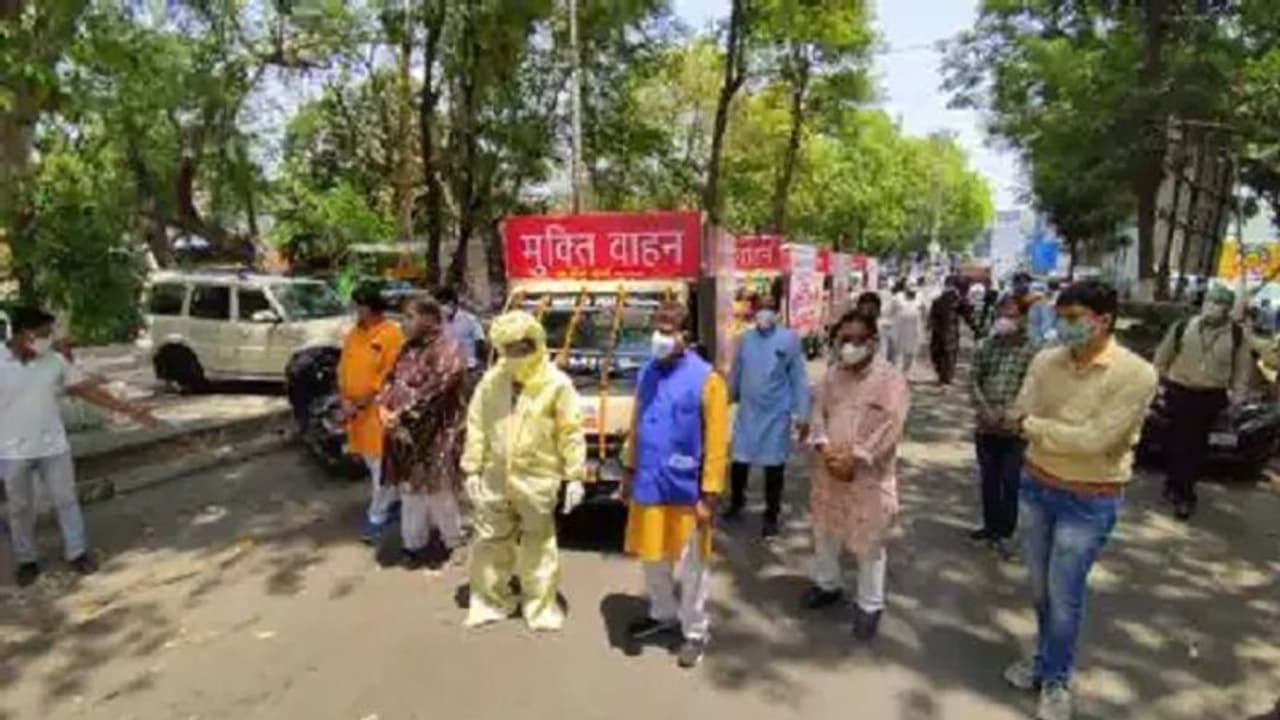 కోవిడ్ శవాలను తీసుకెళ్లే వాహనాల ముందు ఫోటోలు.. వివాదంలో బీజేపీ ఎంపీ.. ! కోవిడ్ శవాలను తీసుకెళ్లే వాహనాల ముందు ఫోటోలు.. వివాదంలో బీజేపీ ఎంపీ.. !