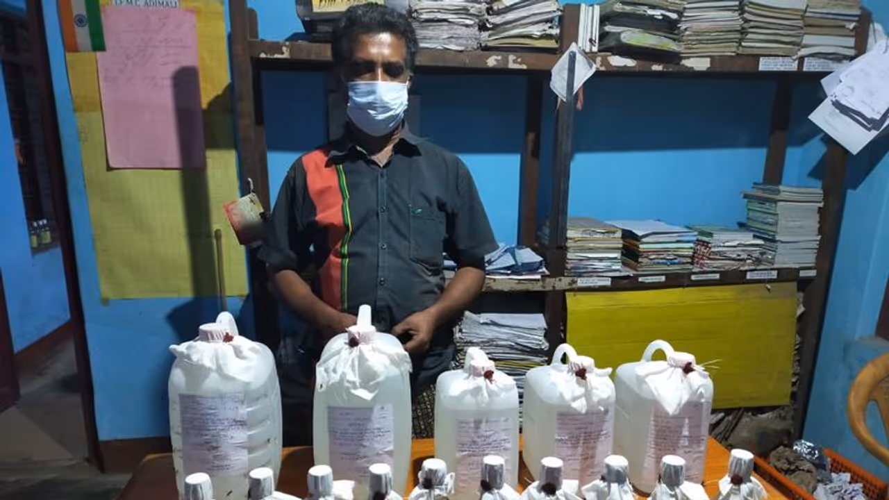 കല്ലാർകുട്ടിയില് 35 ലിറ്റർ ചാരായവുമായി ഒരാൾ പിടിയിൽ കല്ലാർകുട്ടിയില് 35 ലിറ്റർ ചാരായവുമായി ഒരാൾ പിടിയിൽ