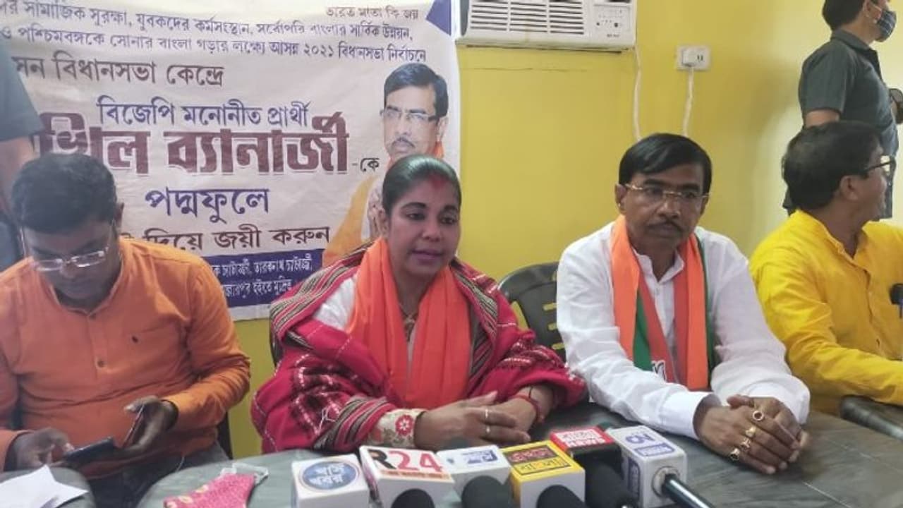 তৃণমূলের সঙ্গে কাঠগড়ায় ২ পুলিশ অফিসারকে, বীরভূমে জেলা পুলিশে অভিযোগ বিজেপি নেত্রী ভারতীর তৃণমূলের সঙ্গে কাঠগড়ায় ২ পুলিশ অফিসারকে, বীরভূমে জেলা পুলিশে অভিযোগ বিজেপি নেত্রী ভারতীর