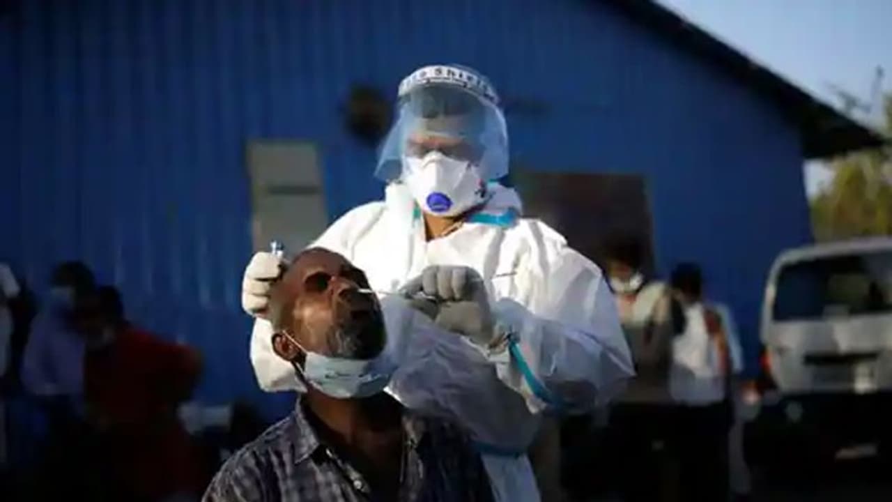 പ്രതിദിന രോഗികൾ അര ലക്ഷത്തിലേക്ക് ഉയർന്നേക്കും, ആശുപത്രികൾക്ക് സജ്ജമാകാൻ നിർദേശം, യോഗം വിളിച്ച് മുഖ്യമന്ത്രി