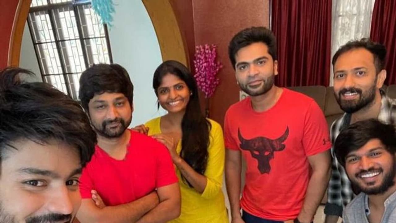 'குக் வித் கோமாளி' கனி கையால் செய்த காரக்கொழம்பு சாப்பிட வீட்டுக்கே சென்ற சிம்பு..!