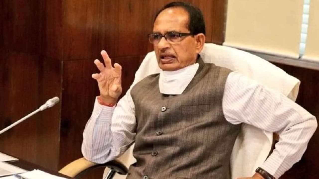 शिवराज सरकार की नई गाइडलाइन: 10% स्टाफ के साथ खुलेंगे सभी दफ्तर, ऑटो कार में सिर्फ 2 सवारी की अनुमति