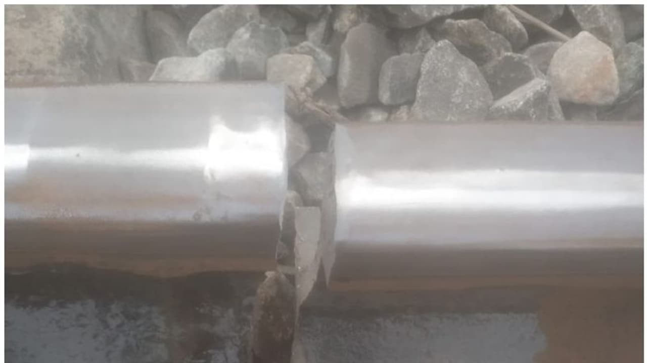 റെയിൽ പാളത്തിൽ വിള്ളൽ, കോഴിക്കോട് ഷൊർണൂർ പാതയിൽ ഗതാഗതം തടസപ്പെട്ടു