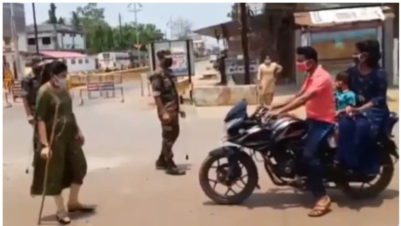 പൊരിവെയില് ഡ്യൂട്ടിയില് ഗര്ഭിണിയായ ഐപിഎസ് ഉദ്യോഗസ്ഥ; സോഷ്യല് മീഡിയയില് വൈറലായി വീഡിയോ പൊരിവെയില് ഡ്യൂട്ടിയില് ഗര്ഭിണിയായ ഐപിഎസ് ഉദ്യോഗസ്ഥ; സോഷ്യല് മീഡിയയില് വൈറലായി വീഡിയോ